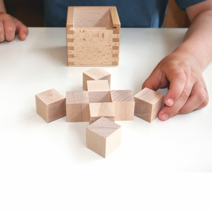 Kind spielt mit Fröbel Set 2