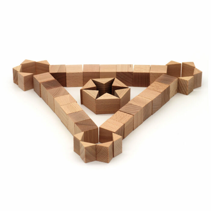 Kind spielt mit Fröbel Set 2