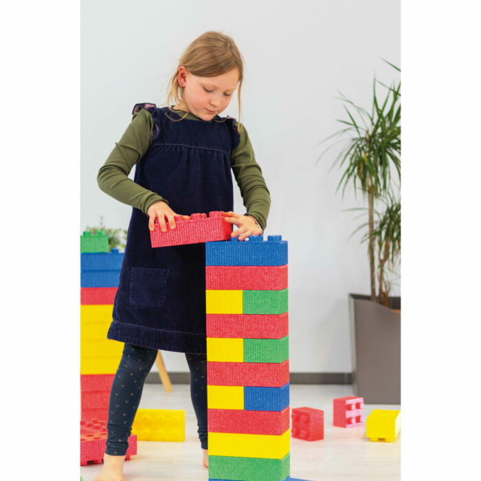 Kind baut mit XXL Bausteine mit Noppen