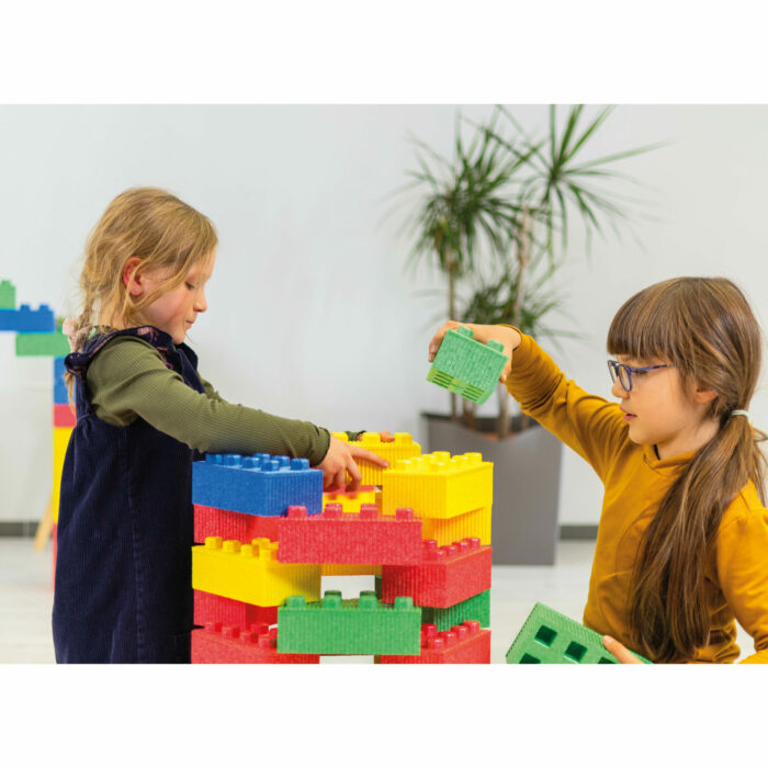 Kinder bauen mit XXL Bausteine mit Noppen