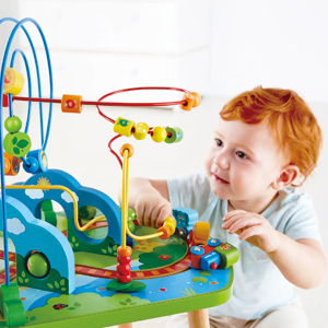 Kind mit Spieltisch