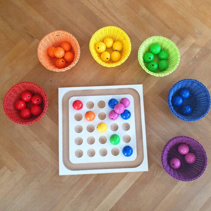 Buntes Perlenbrett-Set aus Holz für Kinder unter 3 Jahren