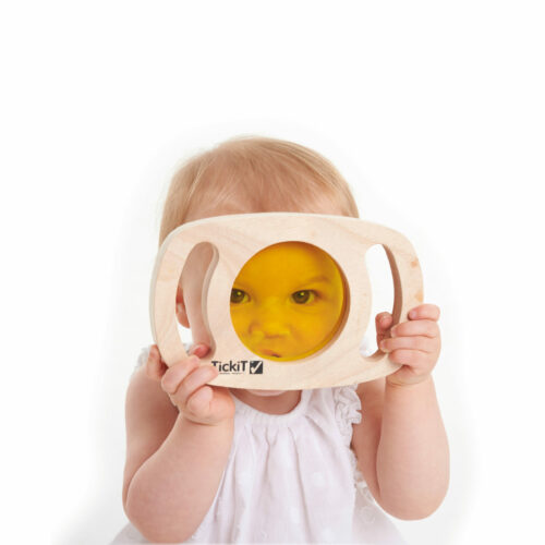 Kind sieht durch Entdeckerglas