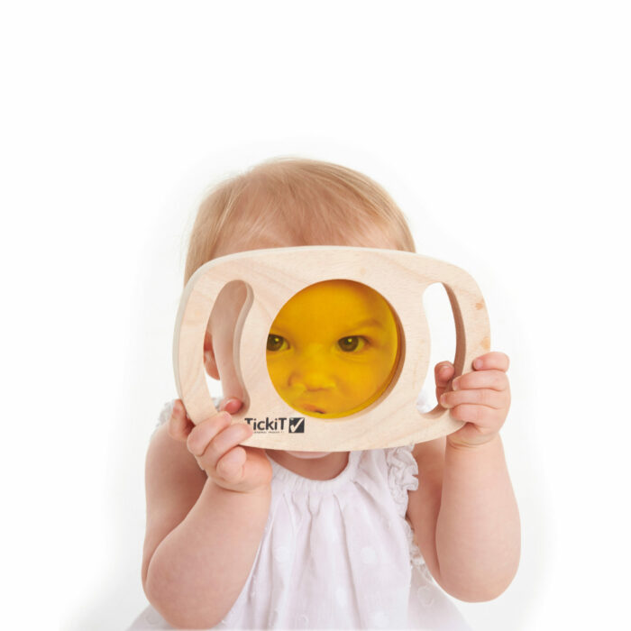 Kind sieht durch Entdeckerglas