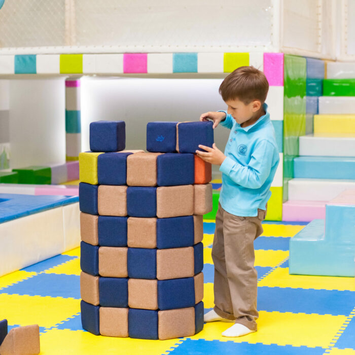 Bub baut Turm aus Jolly Heap Magnetbausteinen