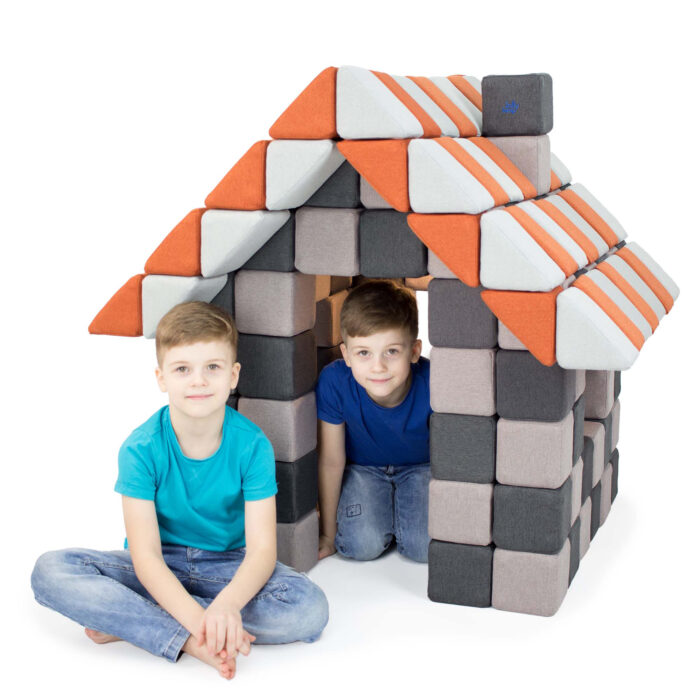 Kinder mit Haus aus Jolly Heap Magnetbausteinen