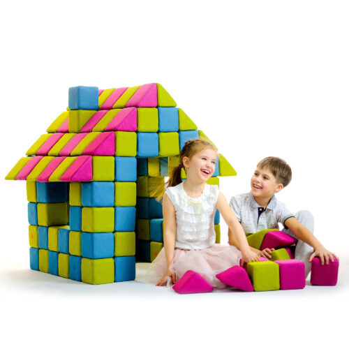 Kinder sitzen vor Haus aus Magnetbausteinen von Jolly Heap