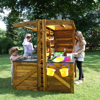 KInder mit Outdoor-Entdeckerstation