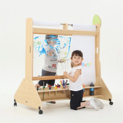 Kinder mit Mobiler Maltafel