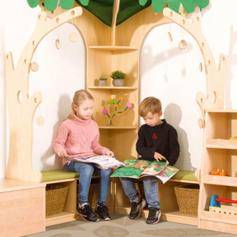 Kinder sitzen inLeseecke Baum, inkl. Teppich