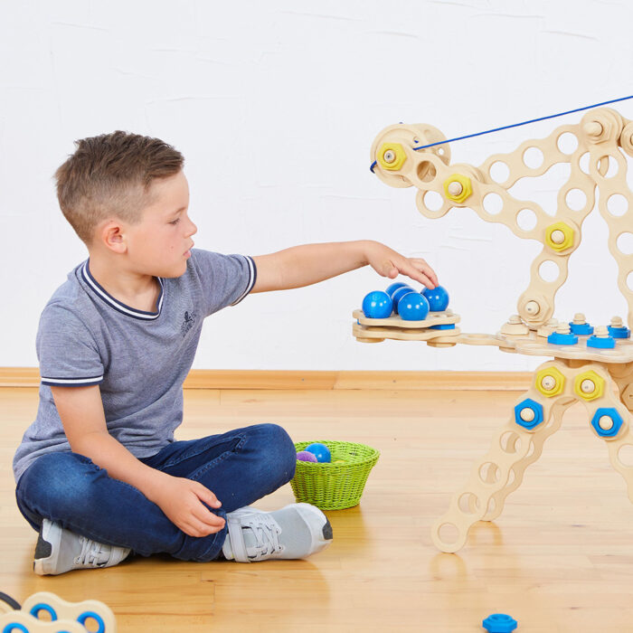 Kinder spielt mit KuKo Mechanik Set Basis