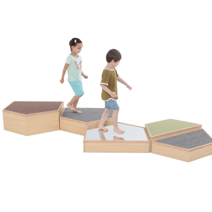 Kinder balancieren auf Spielepodest C