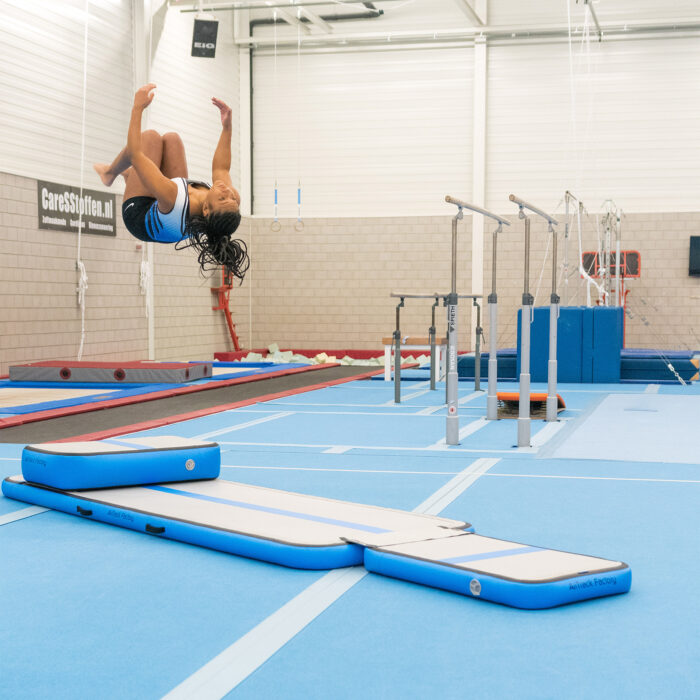 Frau turnt auf Airtrack Trainingsset