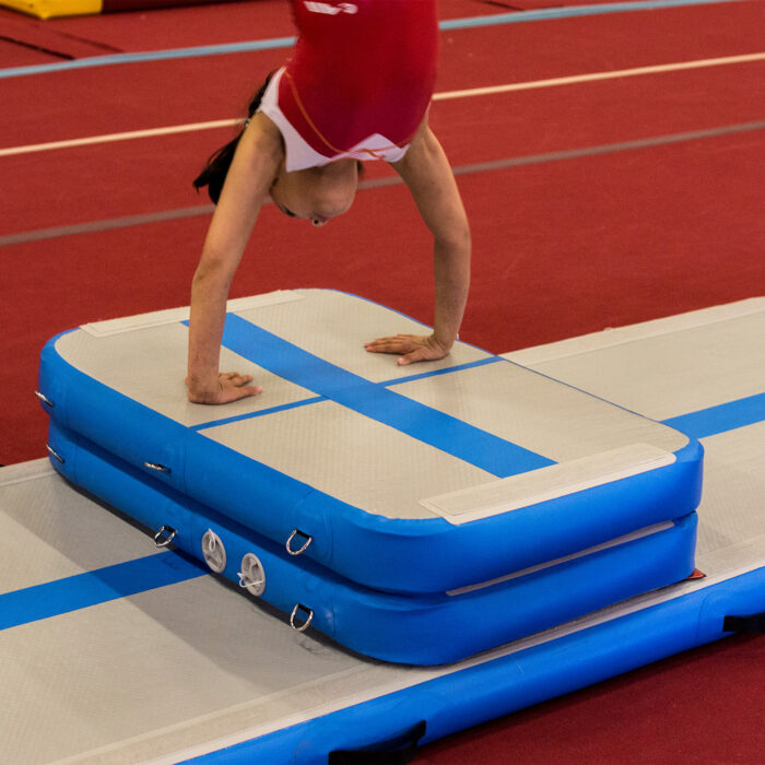 Frau turnt auf Airtrack Trainingsset