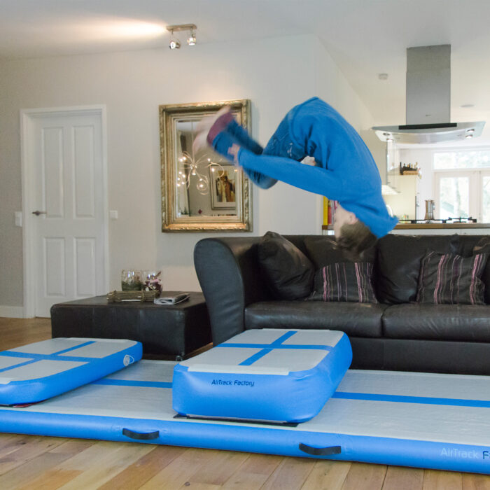 Kind turnt auf Airtrack Trainingsset
