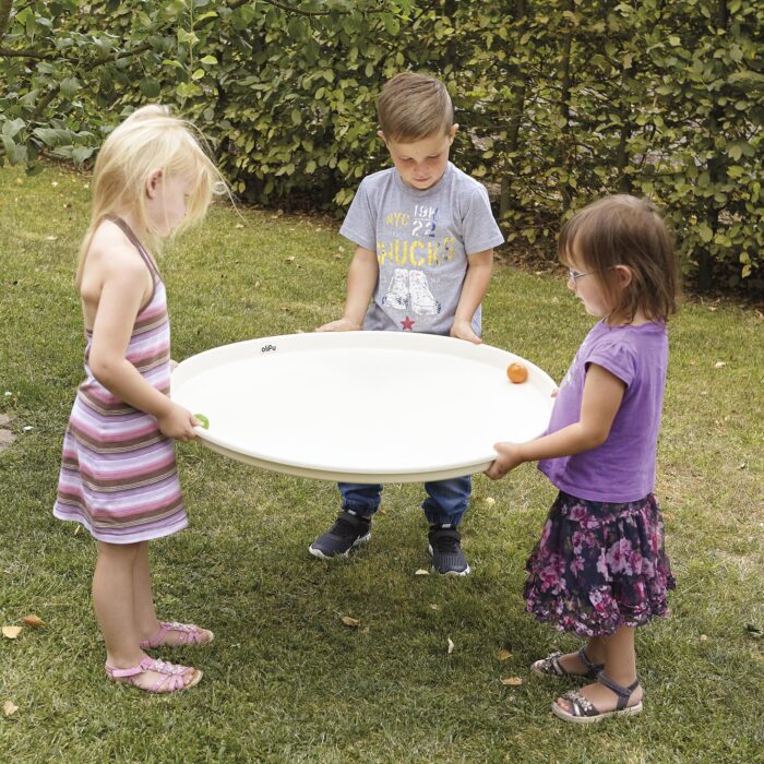 KInder spielen Kugelspiele mit Auflegerwanne flach