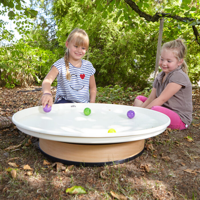 Kinder spielen mit Auflegerwanne Kegel und Kugeln