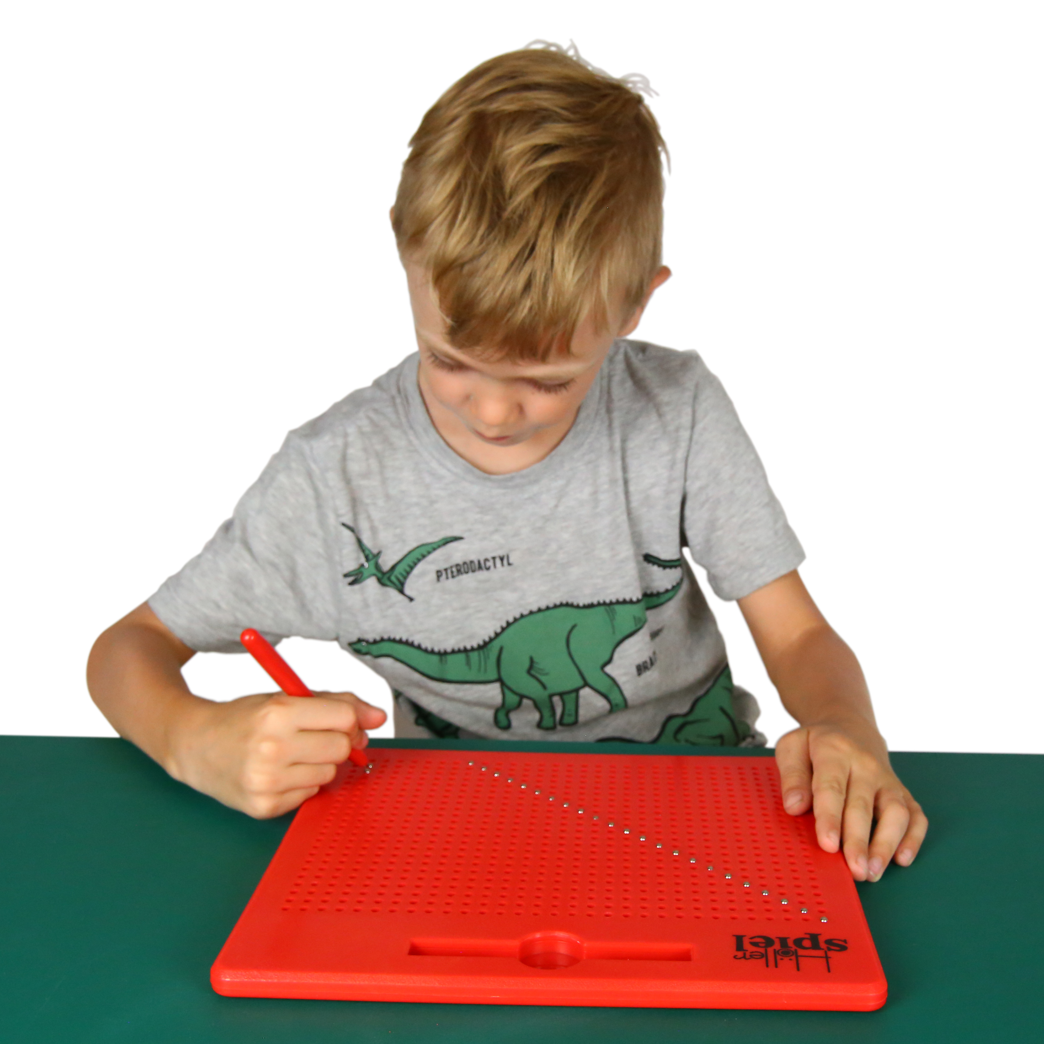 Kind malt mit Magnetstift auf der Magnetzeichentafel