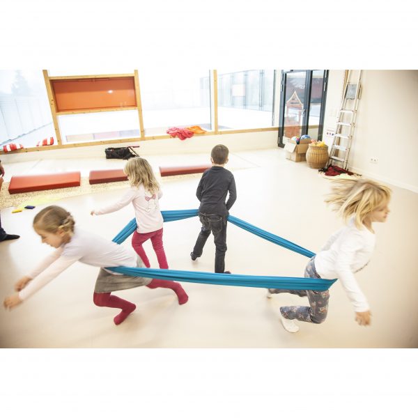 Foto: Kinder im Turnsaal machen Übung mit Erlebnistuch