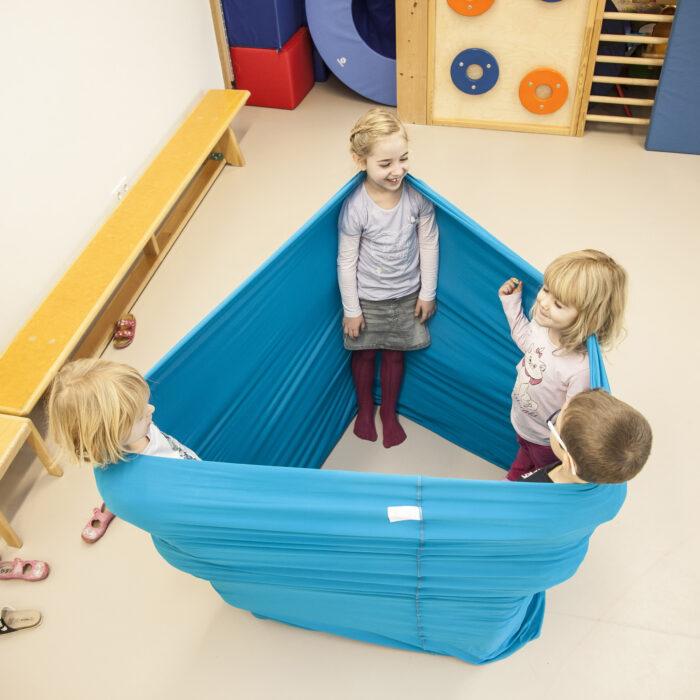 Foto: Kinder im Turnsaal machen Übung mit Erlebnistuch