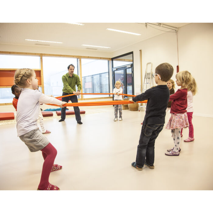 Foto: Kinder im Turnsaal machen Übung mit Erlebnistuch