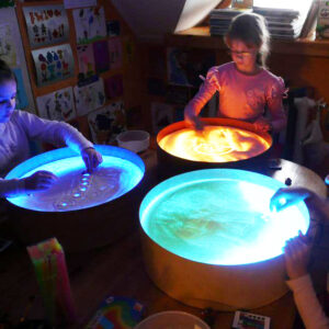 Kinder malen auf Leuchttonne