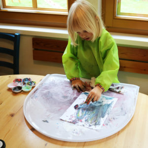 Foto: Kindmalt mit Fingerfarben auf Tischaufsatz
