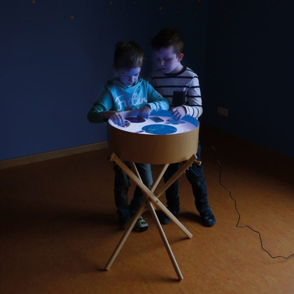 Foto: 2 Kinder legen Bilder auf die Leuchttonne