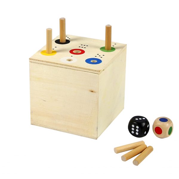 Foto: Spiel "Ab in die Box". Holzbox mit 6 Öffnungen, 6 Holzstäbchen, 1 Punktewürfel und 1 Farbwürfel