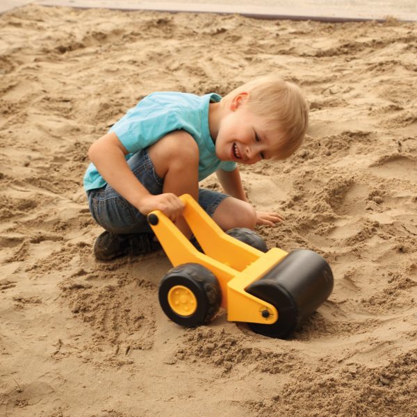 Foto: Kind spielt mit Handwalze in der Sandkiste