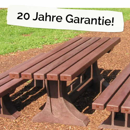 Foto: Kindertisch aus recycling-Kunststoff neben dem Schriftzug "20 Jahre Garantie"