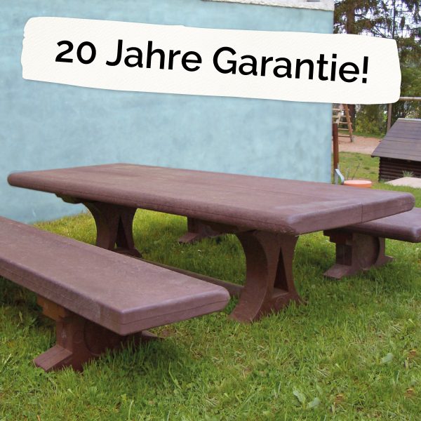 Foto: Kinderbank und -tisch aus recycling-Kunststoff neben dem Schriftzug "20 Jahre Garantie"