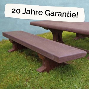 Foto: Kinderbank und -tisch aus recycling-Kunststoff neben dem Schriftzug "20 Jahre Garantie"