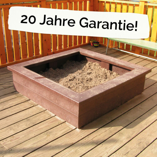 Foto: Sandkiste aus recycling-Kunststoff neben dem Schriftzug "20 Jahre Garantie!"