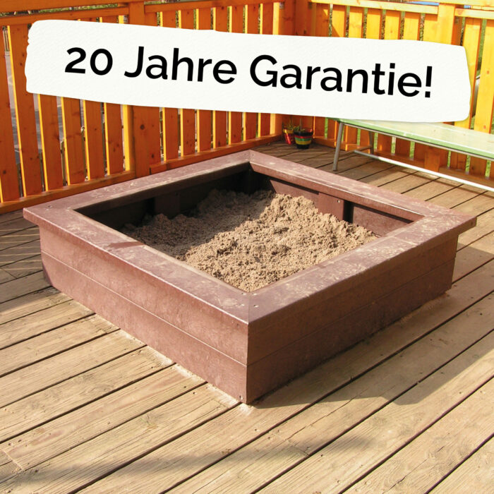 Foto: Sandkiste aus recycling-Kunststoff neben dem Schriftzug "20 Jahre Garantie!"