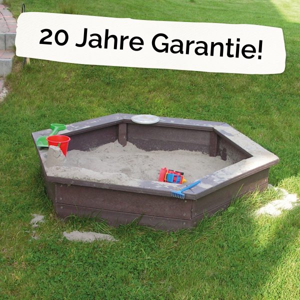 Foto: sechseckige Sandkiste aus recycling-Kunststoff neben dem Schriftzug "20 Jahre Garantie!"