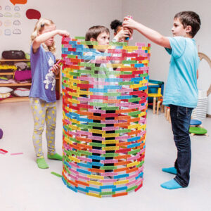Kinder bauen Turm aus Bioblo Bausteinen