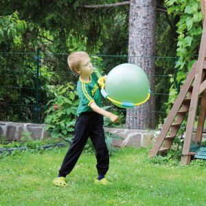 Foto: Kind spielt mit dem Hau Hi Ballspiel