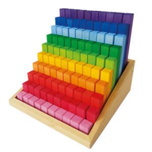 Bautreppe in Regenbogenfarben aus Holz