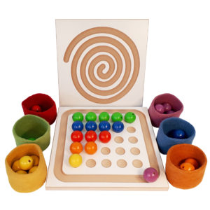 Perlenbrett aus Holz für Krippenkinder mit Filzbechern und Holzperlen in 6 Farben