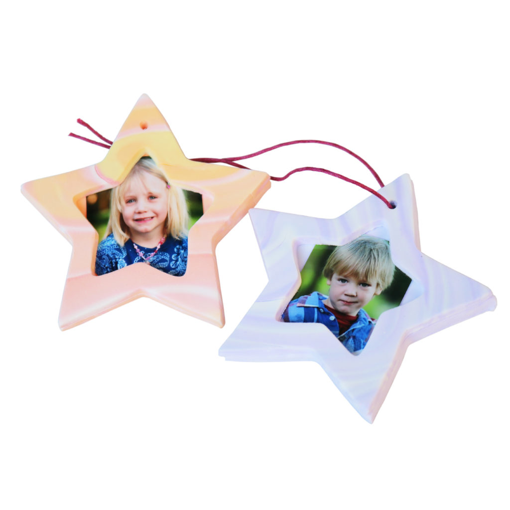 Von Kindern gebastelte Weihnachtsanhänger mit Fotos als Geschenk für die Eltern