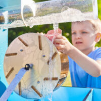 Detailansicht Wasserrrad des mobilen Wasserspielplatz Wellenspieler