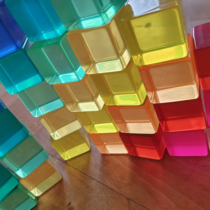 Licht schimmert durch die Acrylbauwürfel von Bauspiel