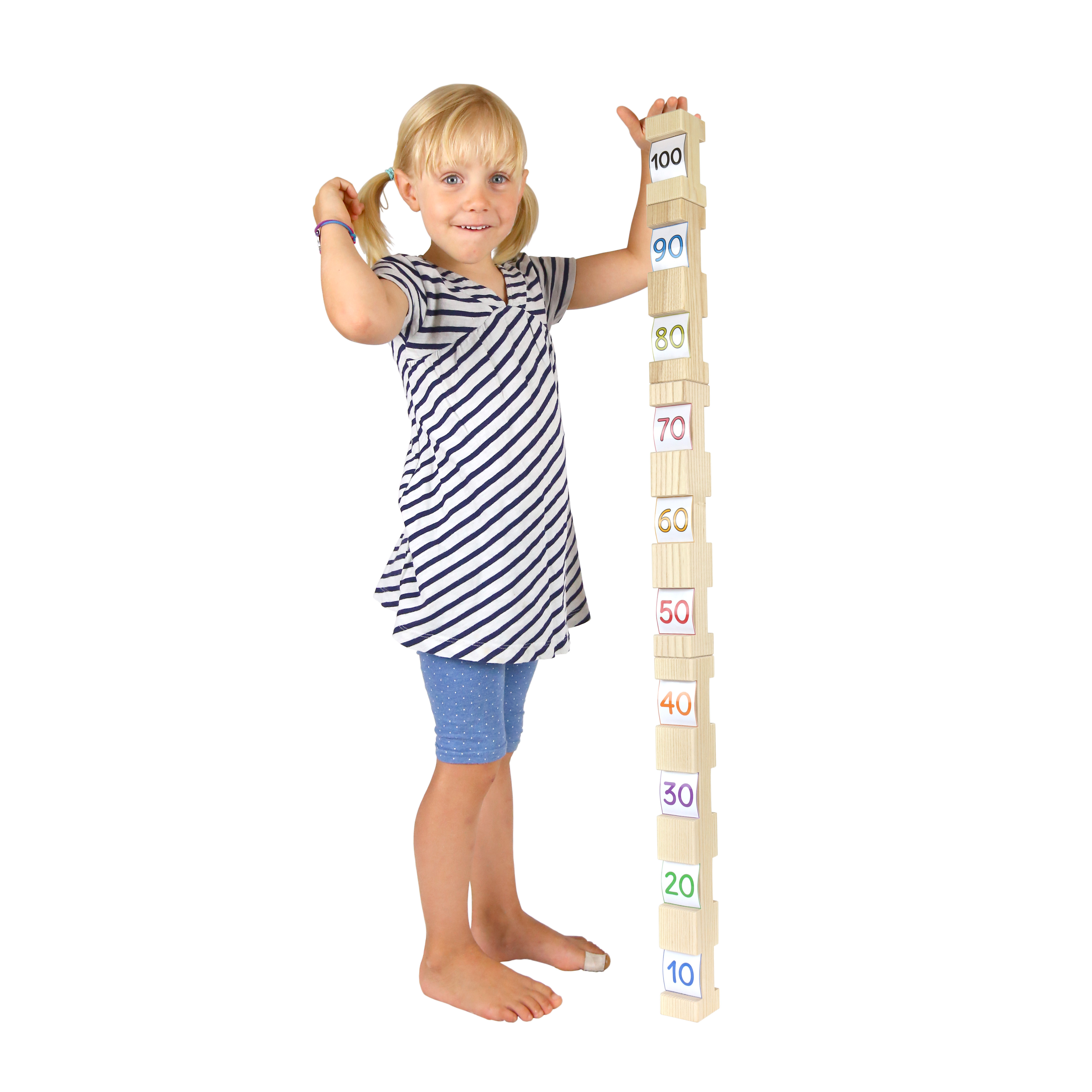 Kind misst sich mit 4/4 Bausteinen ab: alle 4 Bausteine zusammen ergeben genau 100 cm.