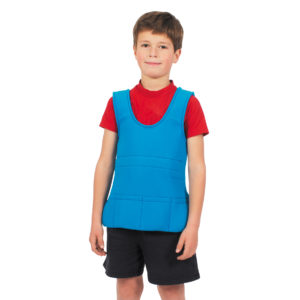 Kind trägt Gewichtsweste (Material zur sensorischen Integration)