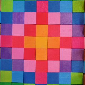 Nahaufnahme Mosaik aus bunten Holzplättchen für Kinder im Kindergarten- und Schulalter