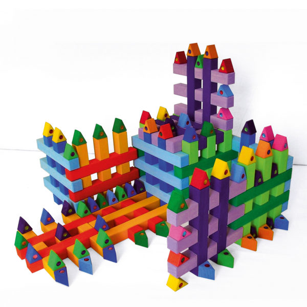 Bauwerk aus Gitterklötze bunt Holzbausteine für Kinder und bunte Dreiecke