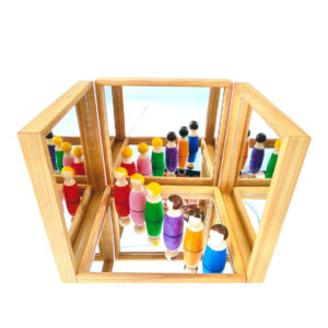 4 Spiegeltabletts aus Holz und Plexiglas für Kindergarten-Kinder aufgestellt zu einem Spiegelraum