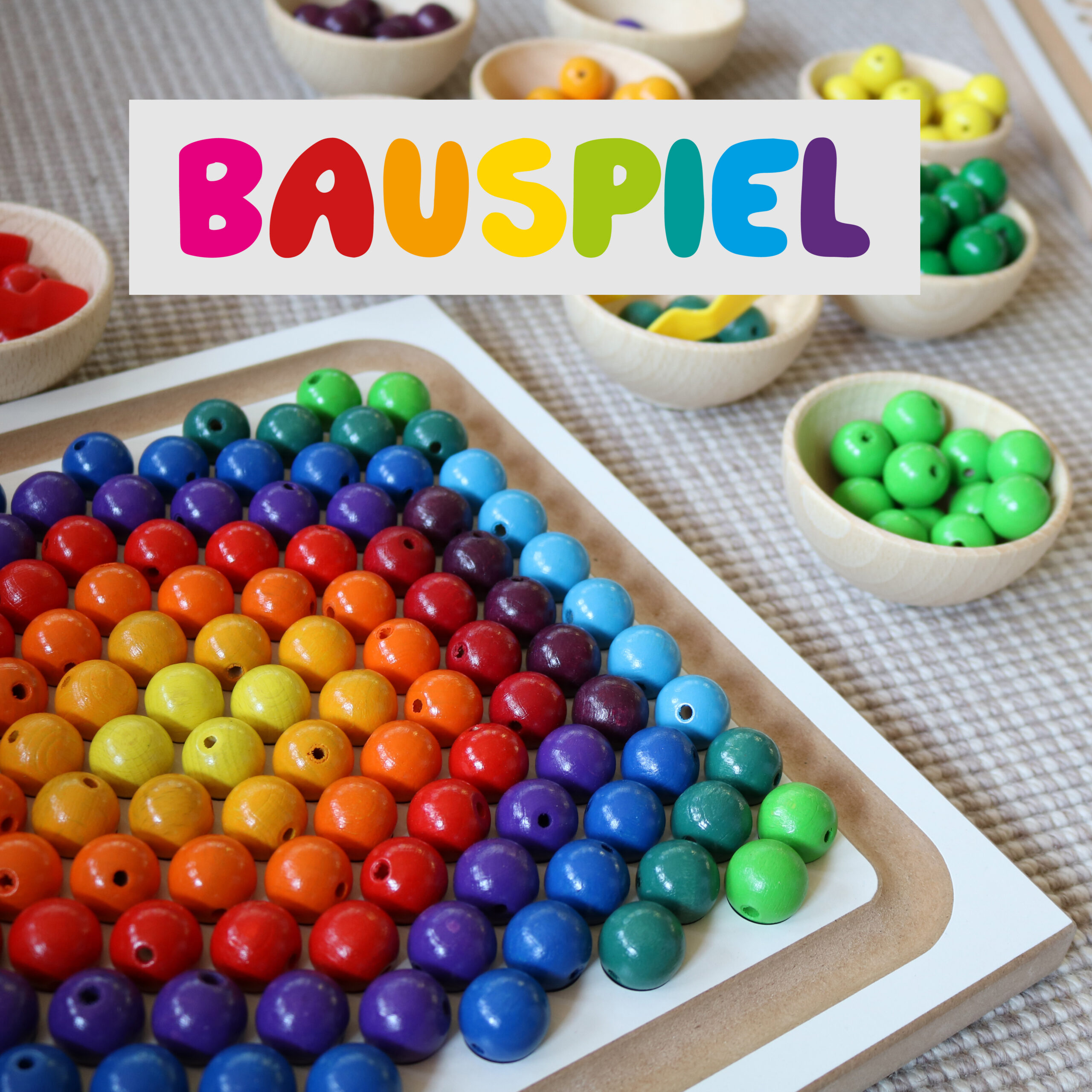 Foto: Perlenbrett-Set, Legespiel für Kinder aus Holz von Bauspiel und Logo der Firma Bauspiel