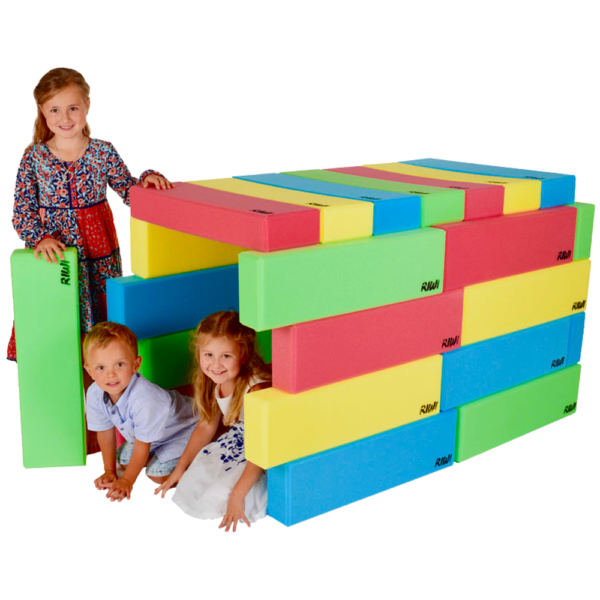Kinder spielen in einem Spielhaus aus RIWI Riesen-Softbausteinen.